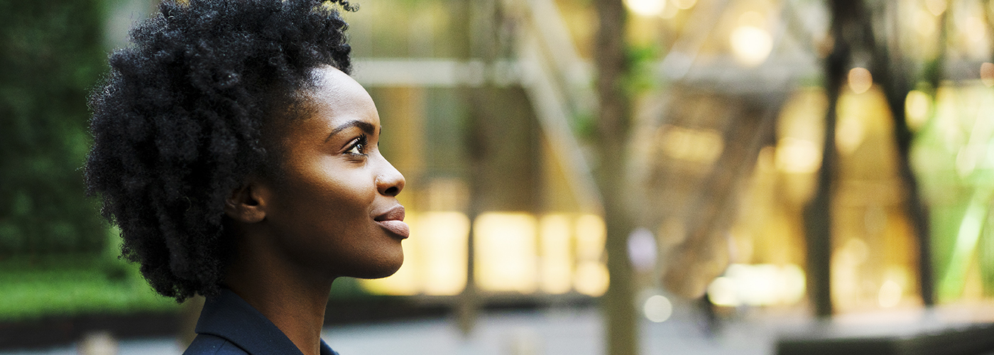 Portrait d'une femme de profil regardant au loin.