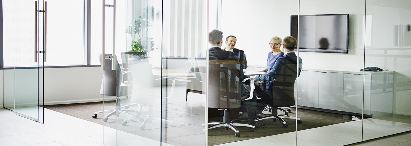 4 personnes en réunion (ambiance de travail),