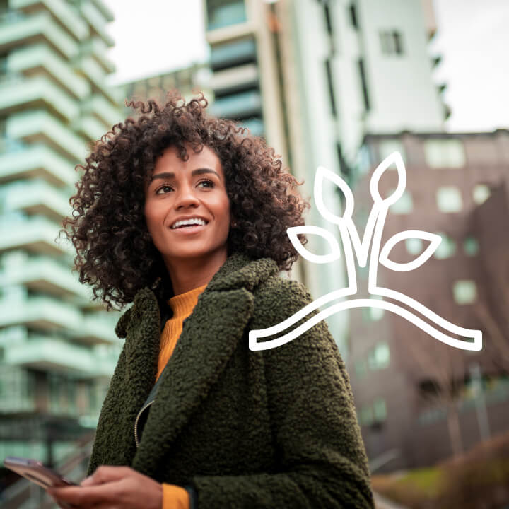 Jeune femme souriante, regardant à l'horizon (ambiance urbaine). En surimpression un pictogramme plante blanc. 