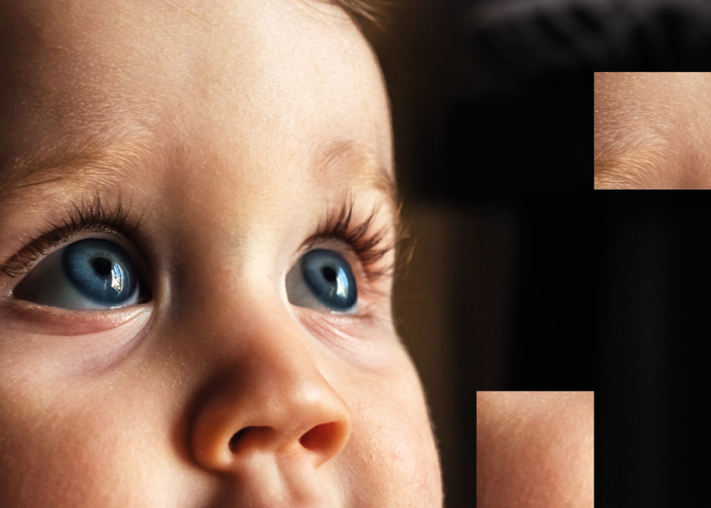  Zoom sur le visage de bébé, ses yeux bleus regardant vers le haut